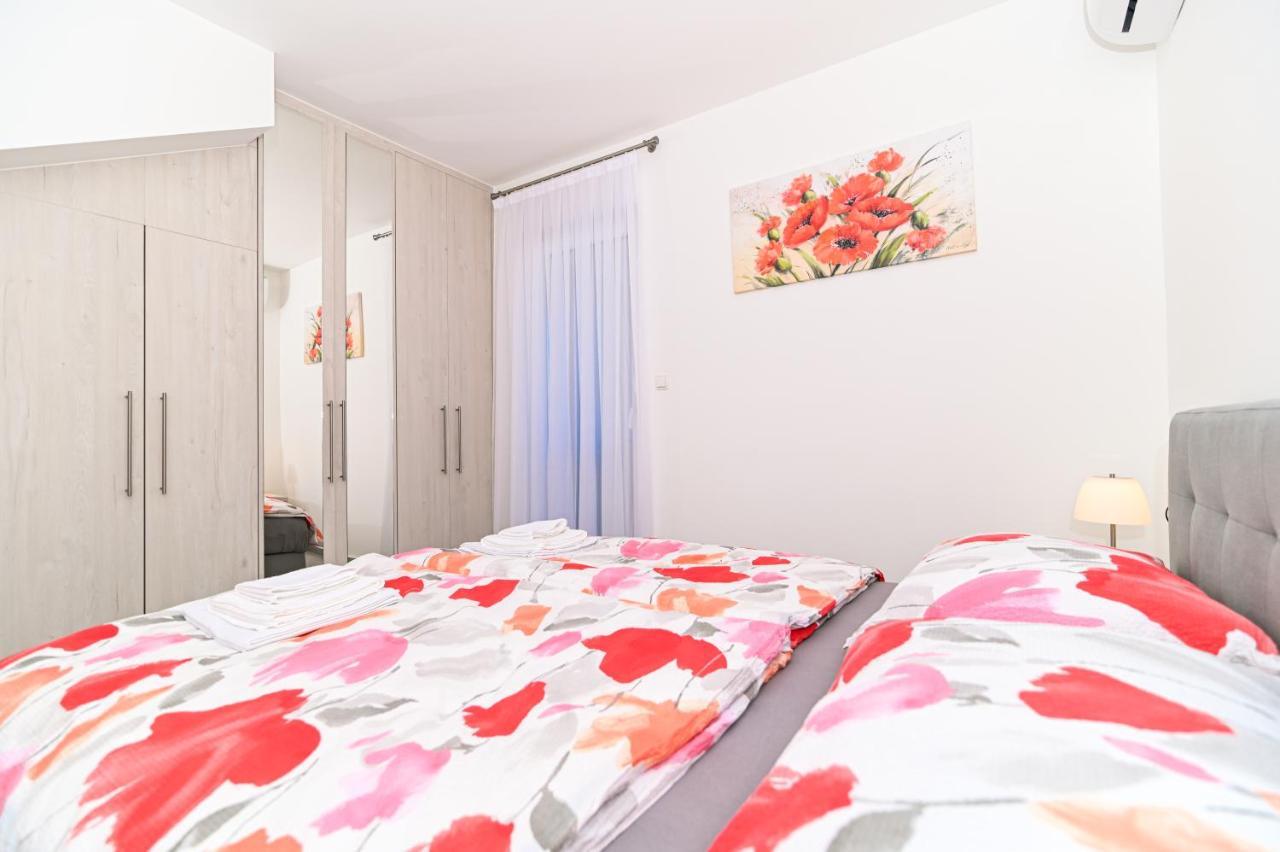 Luxury Apartment With Swimming Pool Ana Трогир Екстериор снимка
